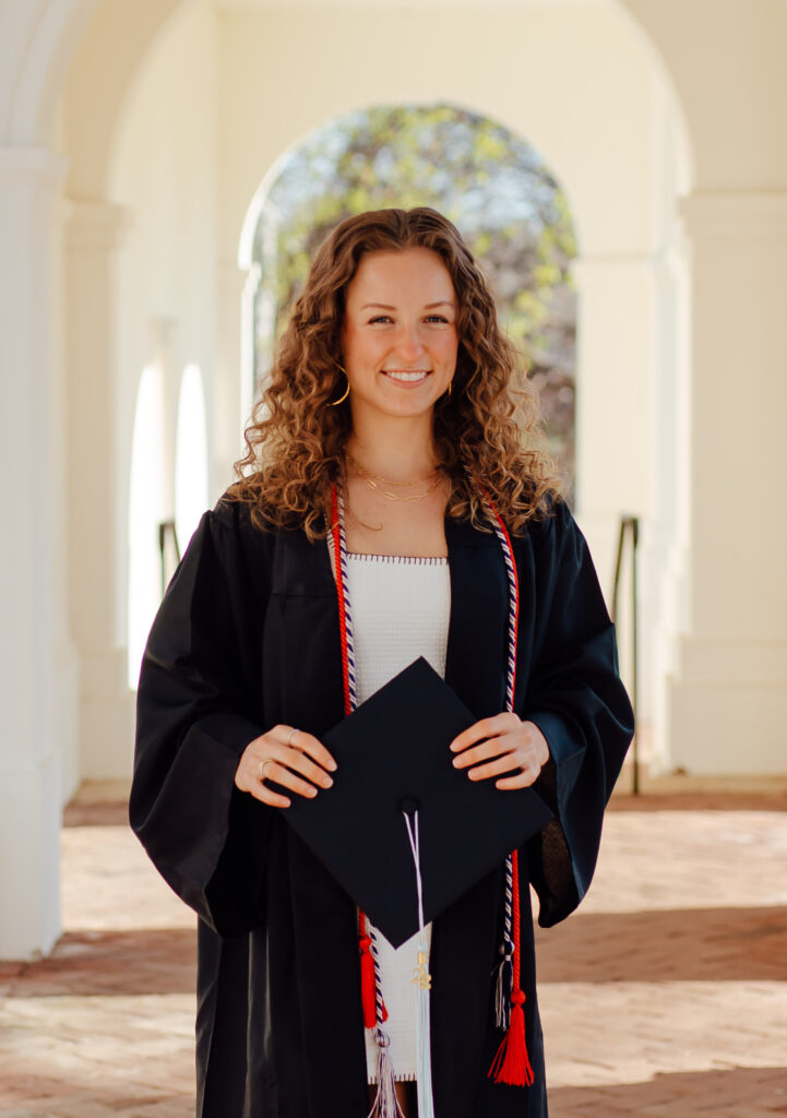 Annie Ryan con una capa de graduación